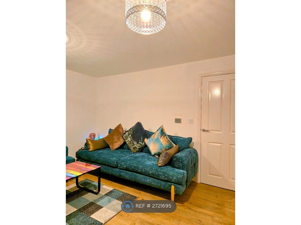 Property photo 3 of 18 Lounge