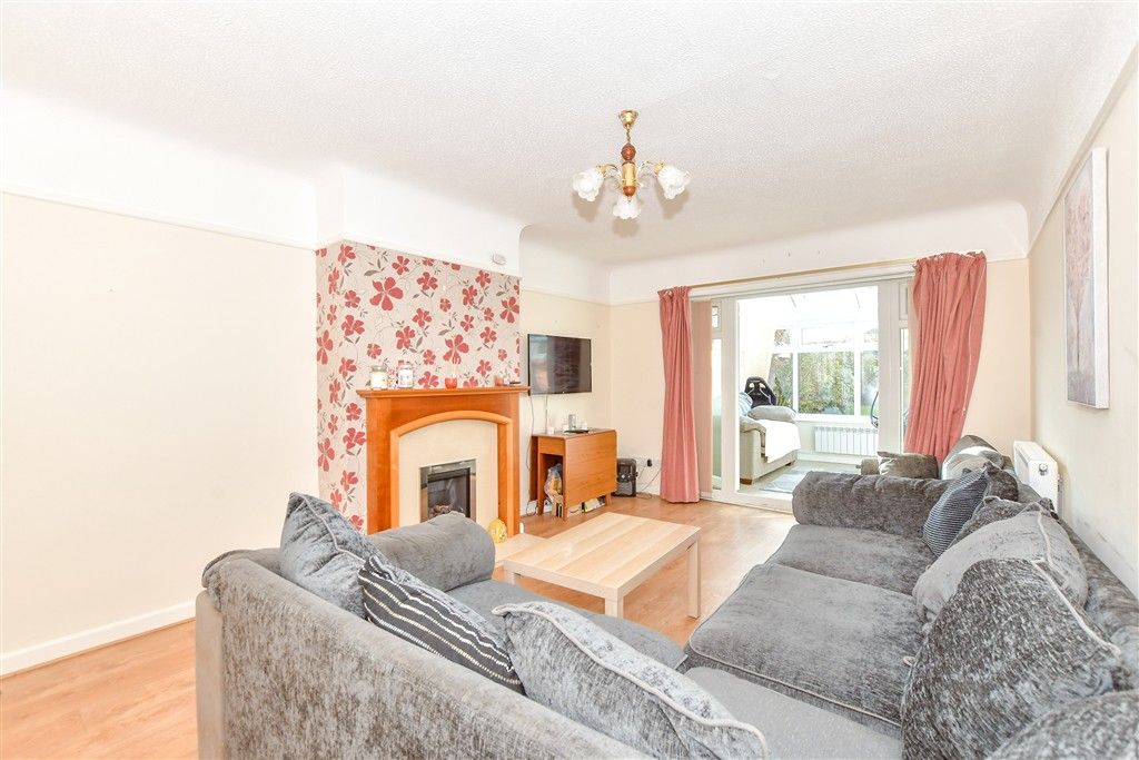 Property photo 3 of 8 Lounge