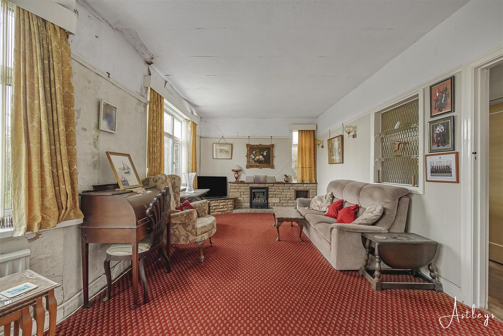 Property photo 3 of 21 Lounge
