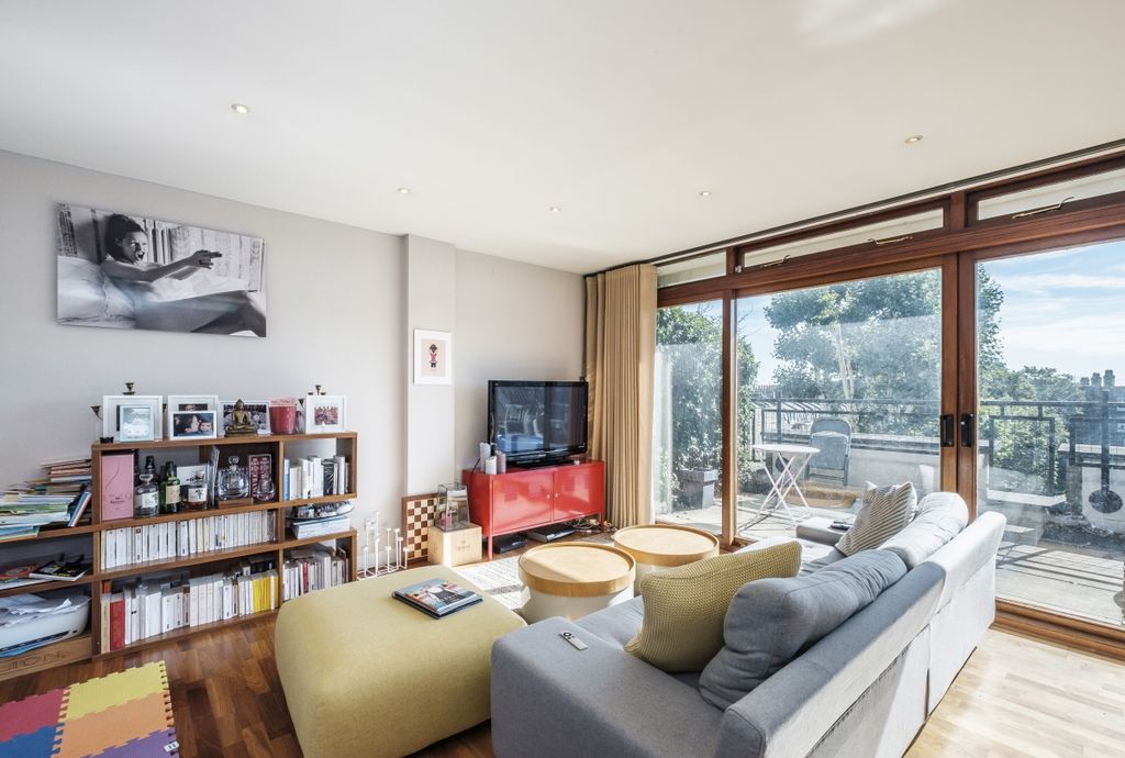 Property photo 2 of 10 Waterloo Gardens