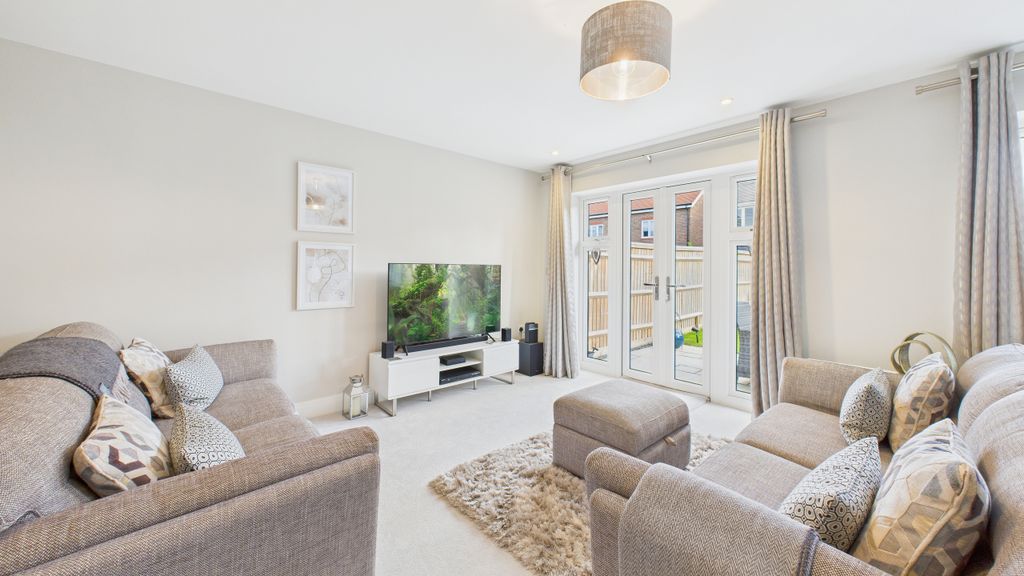 Property photo 3 of 18 Cam04968G0-Pr0066-Still007