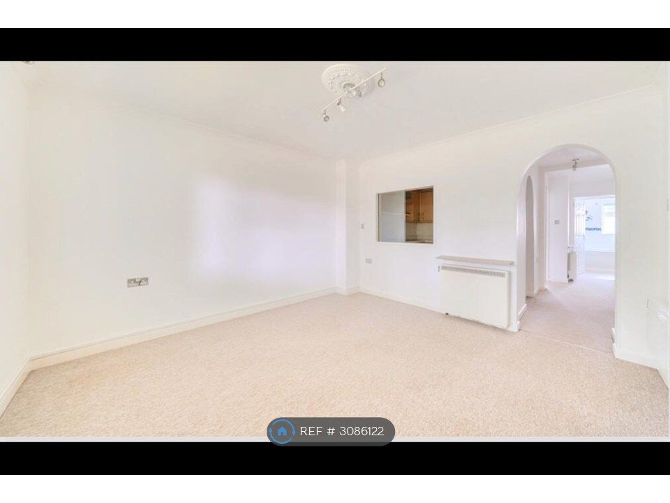 Property photo 3 of 7 Bright And Spacious Living Room