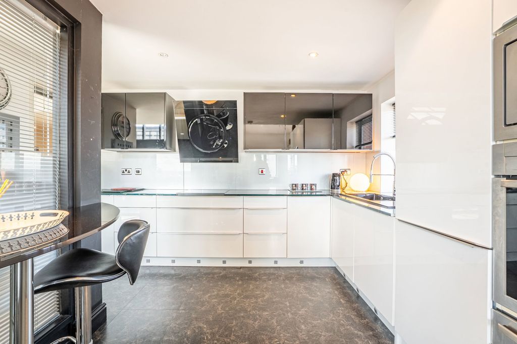 Additional image 12 of 3 bed penthouse for salePenthouse, Kings Court NG1