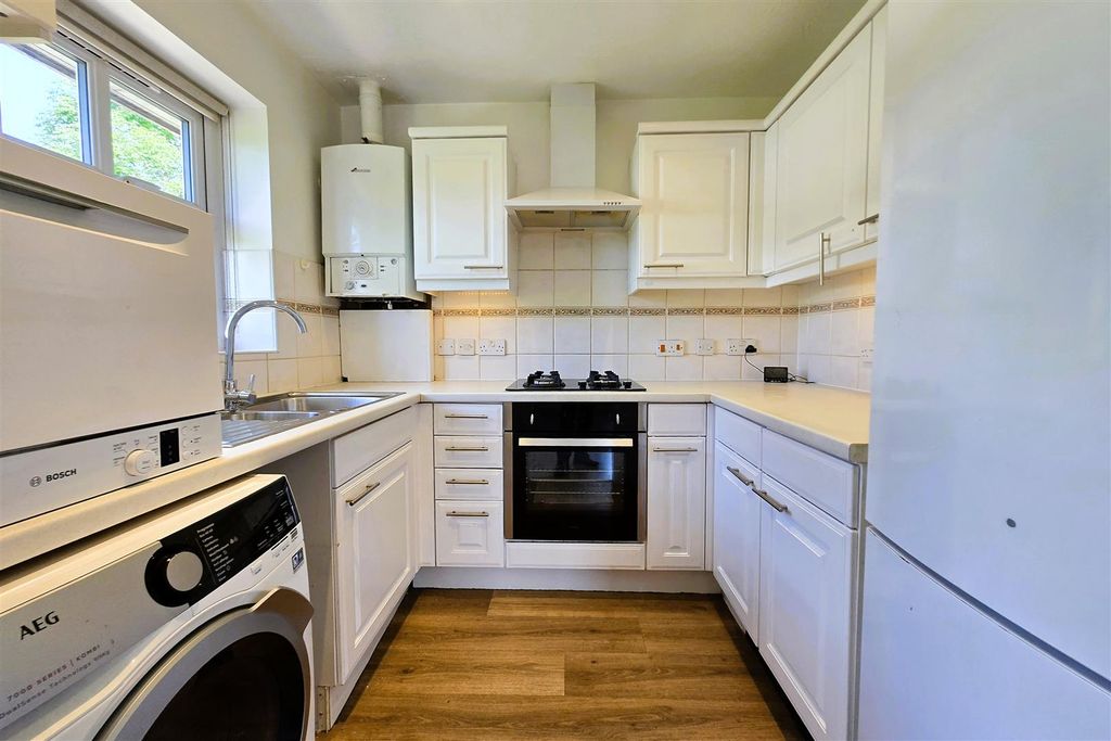 Property photo 3 of 8 Kitchen