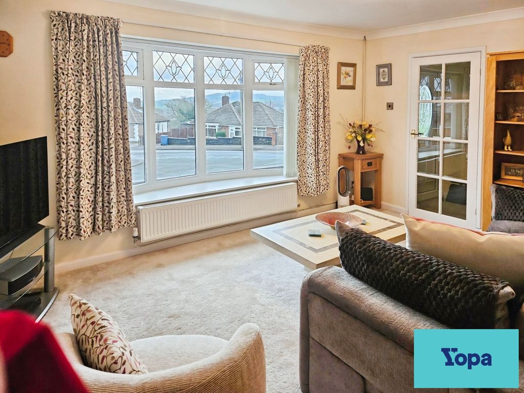 Property photo 3 of 24 Lounge