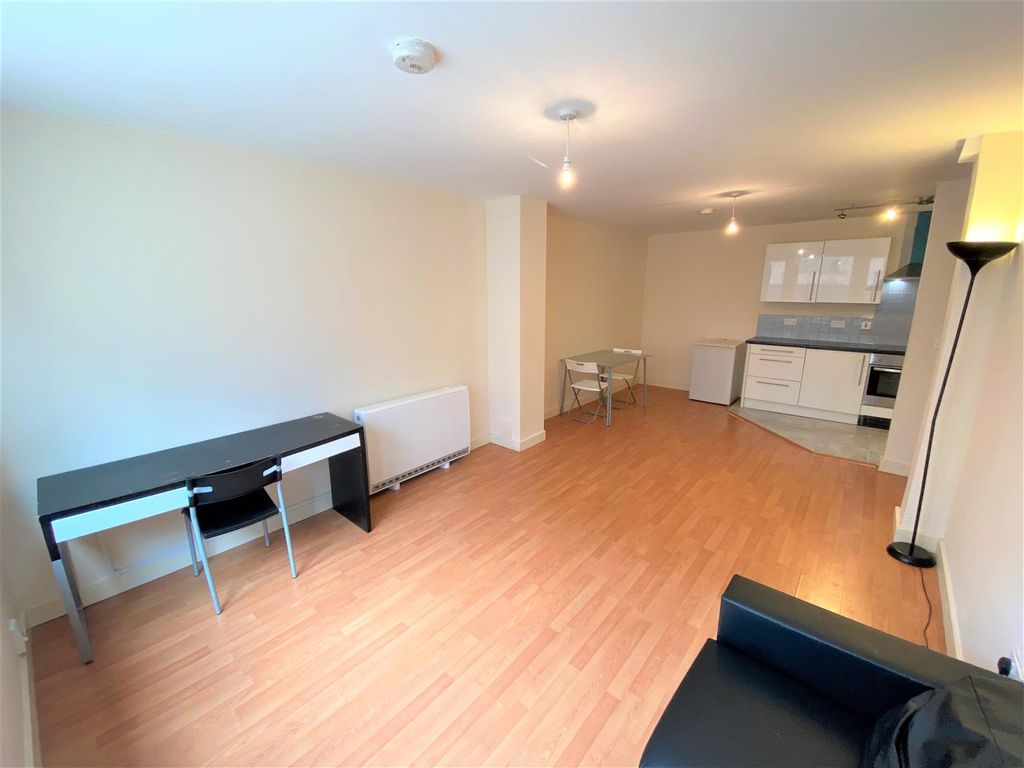Property photo 3 of 15 Lounge