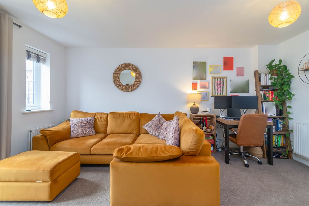 Property photo 2 of 12 Lounge