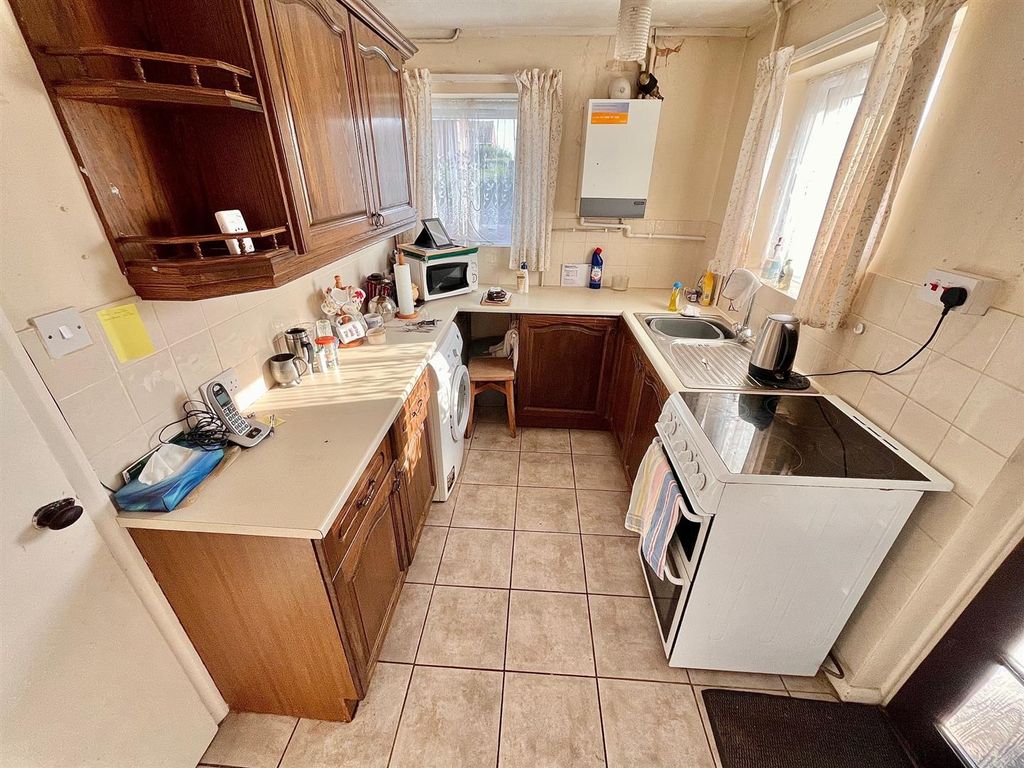 Property photo 3 of 11 Kitchen