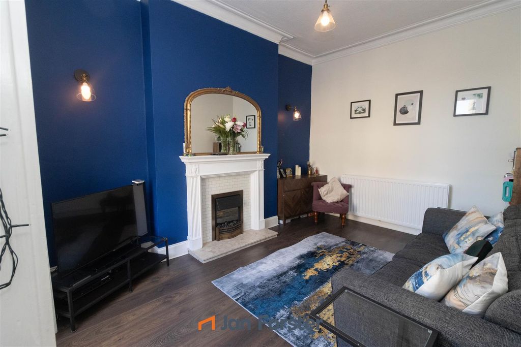 Property photo 2 of 14 Lounge