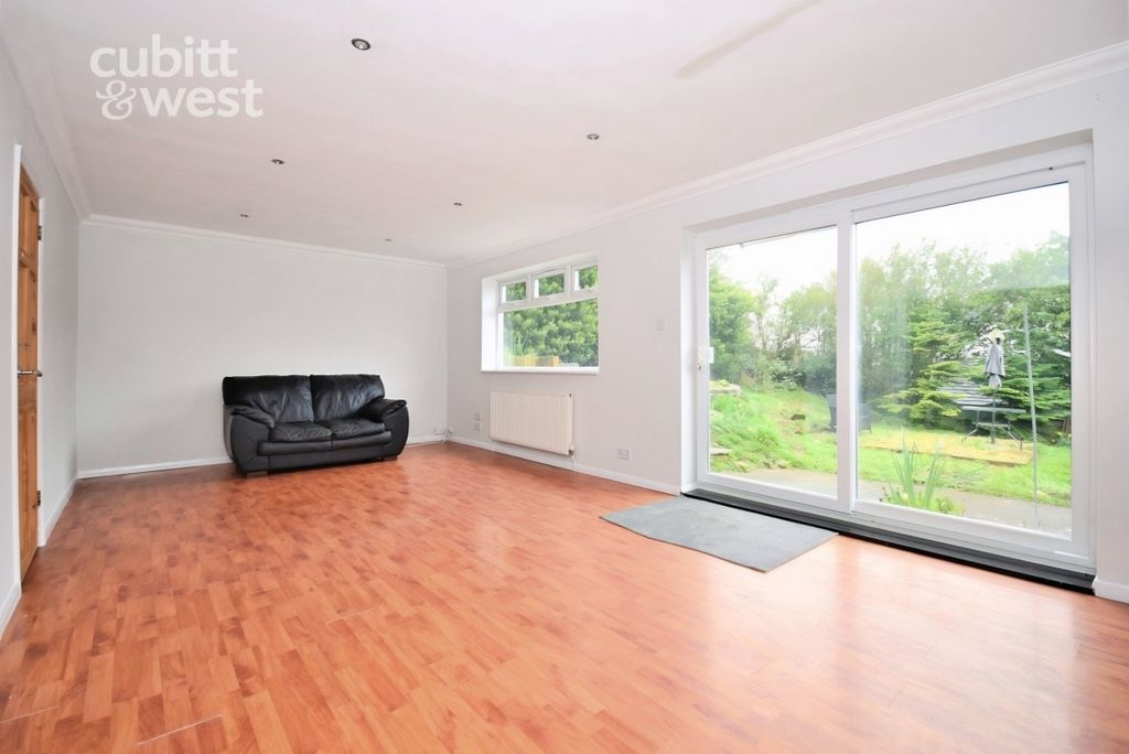 Property photo 2 of 12 Lounge/Diner