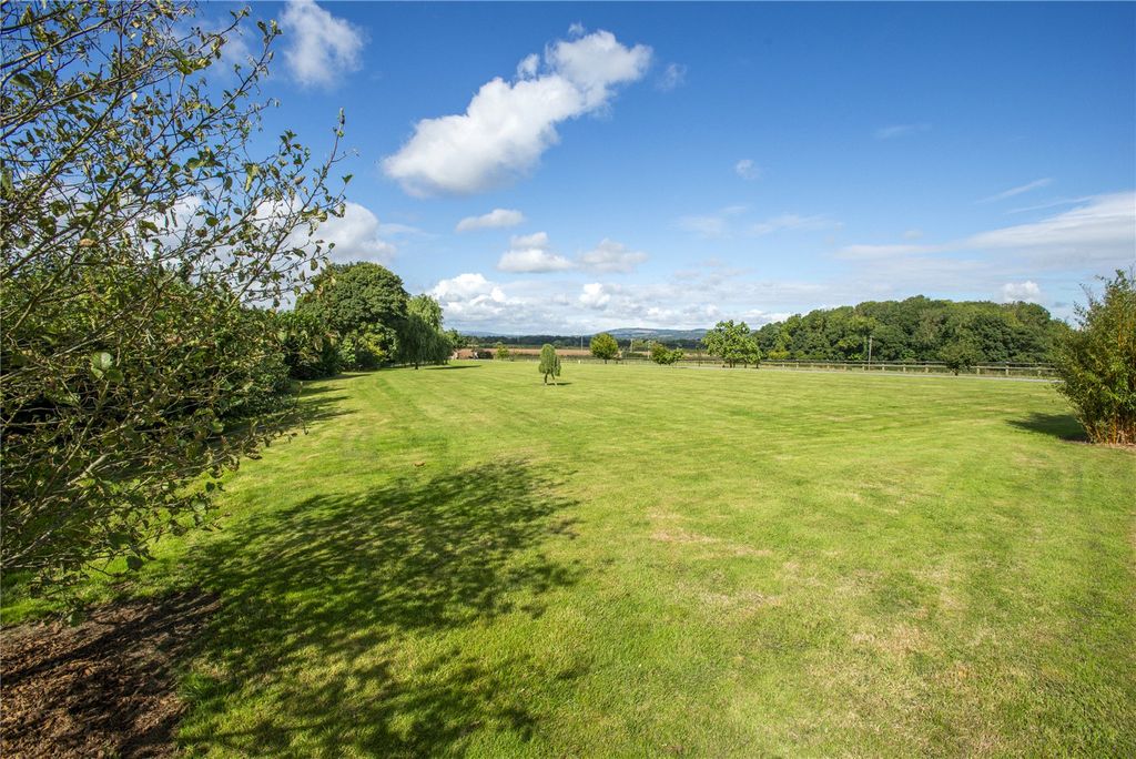 Property photo 3 of 27 Paddock