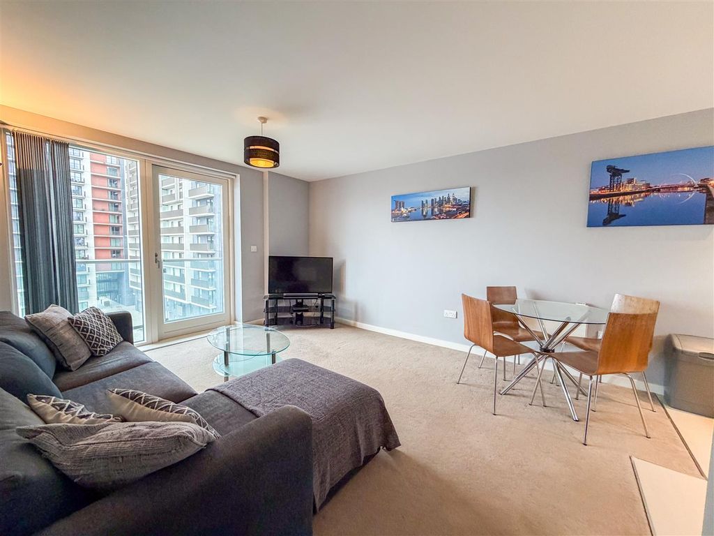 Property photo 3 of 15 Lounge