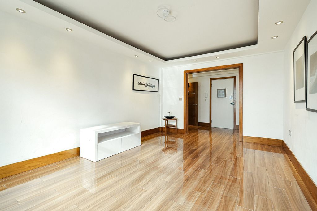Property photo 3 of 18 Picture No. 06
