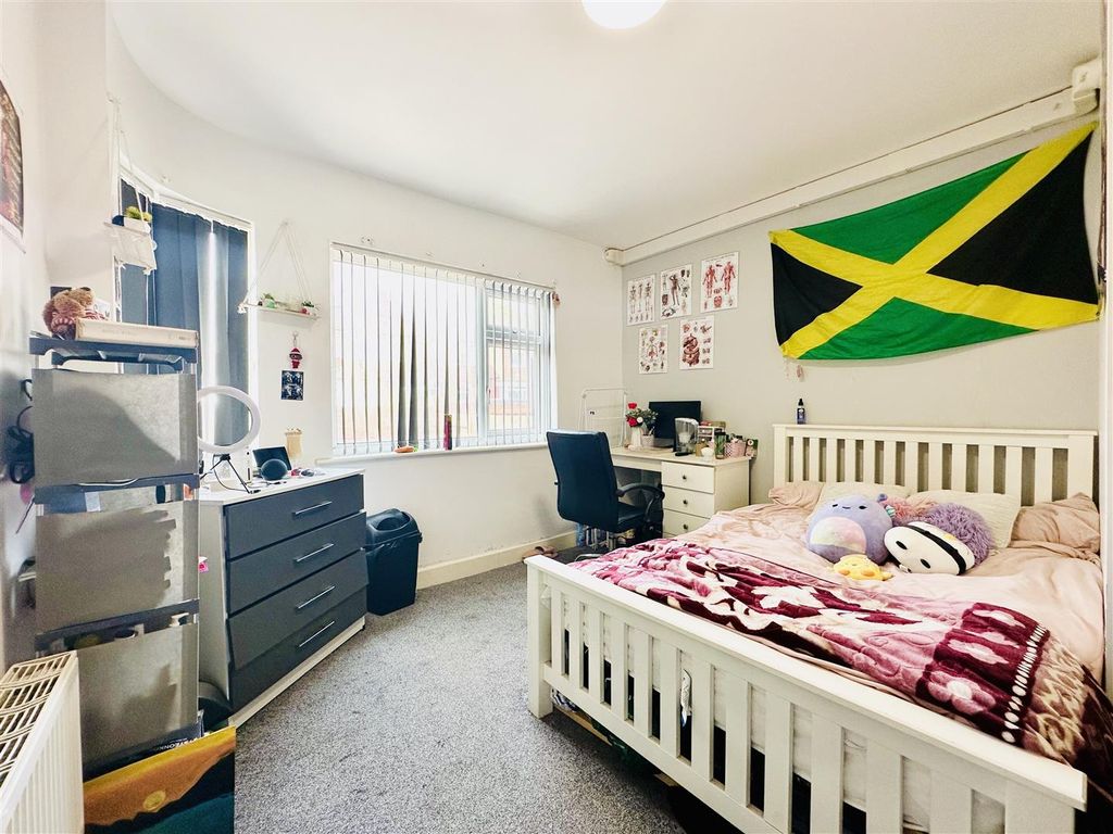 Property photo 1 of 13 Bedroom 1