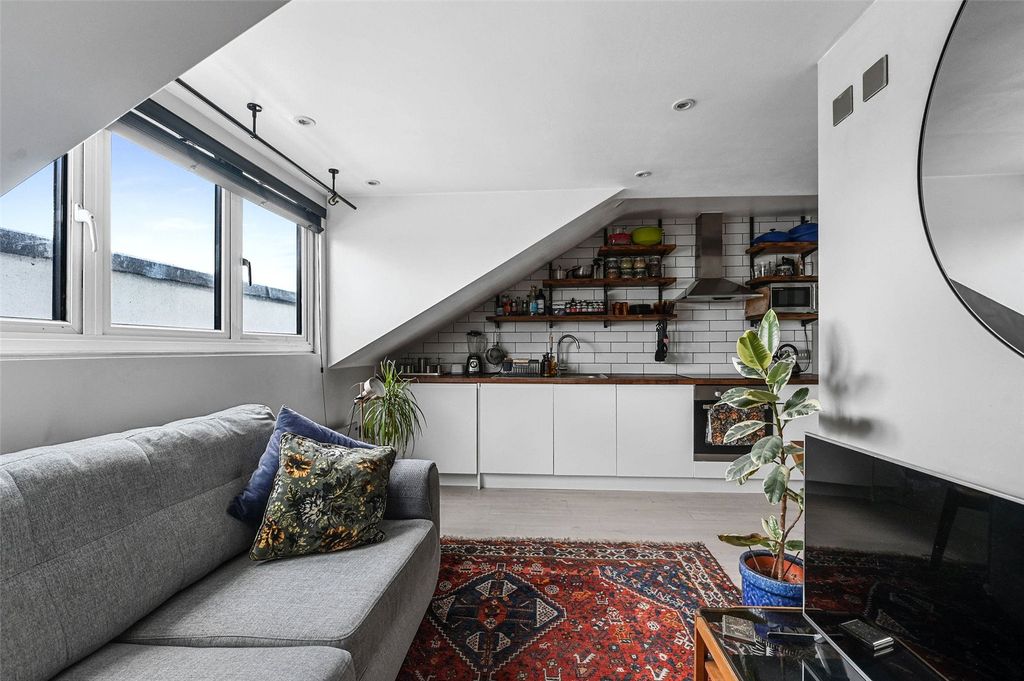 Property photo 2 of 9 Lower Clapton Rd, E5