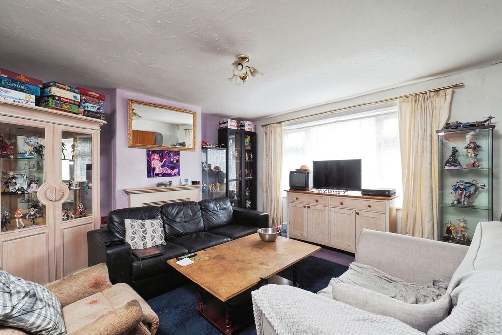 Property photo 2 of 16 Lounge