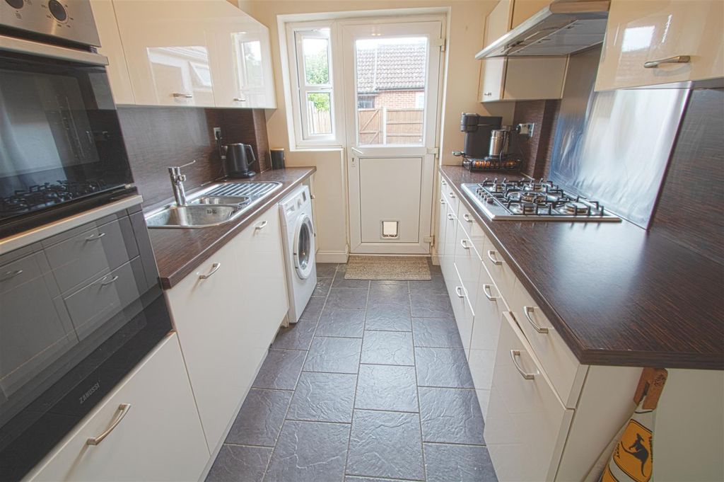 Property photo 2 of 11 Kitchen