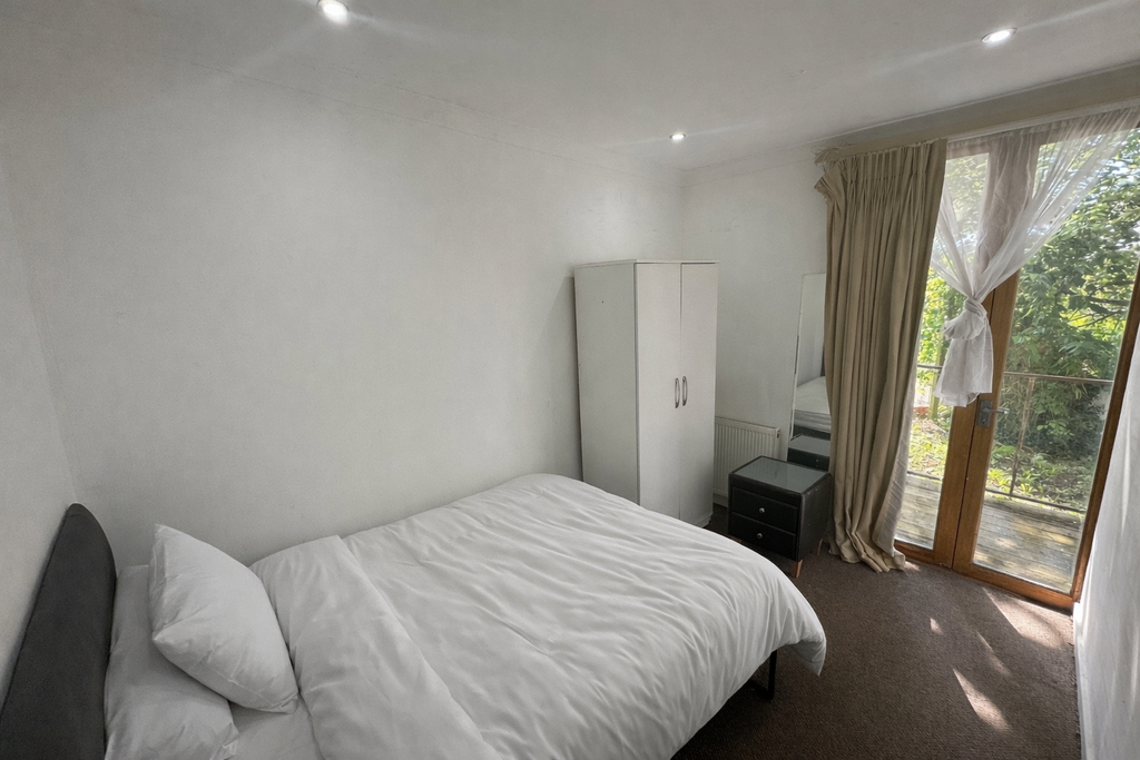 Property photo 1 of 6 Bedroom