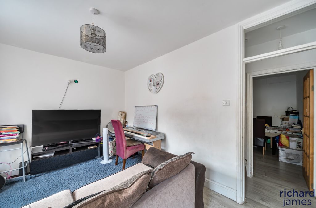 Property photo 2 of 16 F8De18710A454B40Affe12Cf420Da4Bb