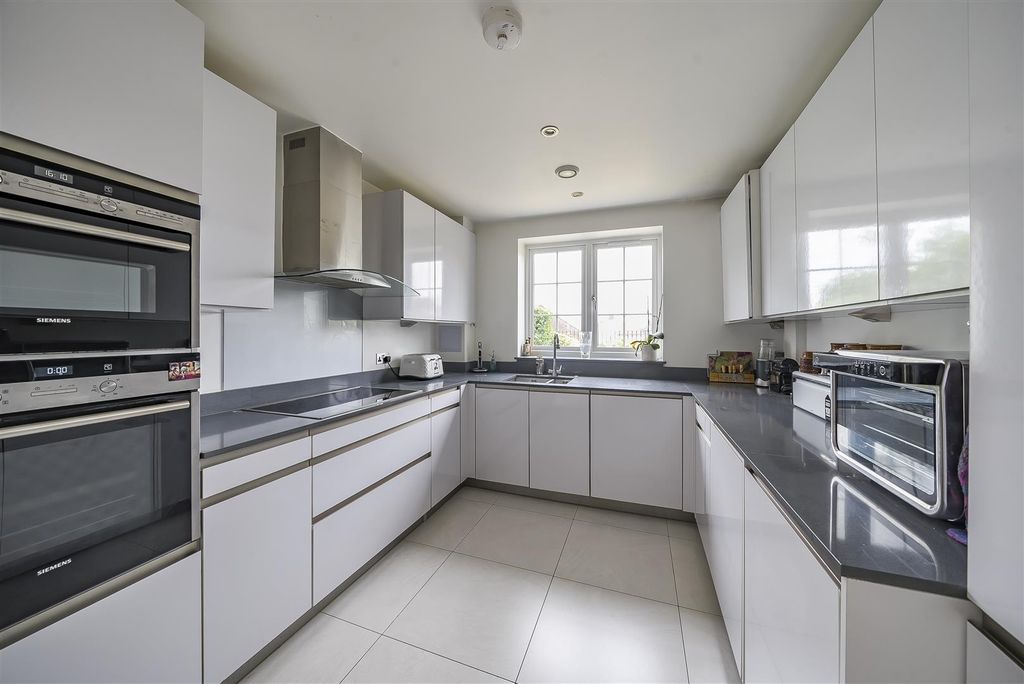 Property photo 3 of 14 Kitchen/Breakfast Room: