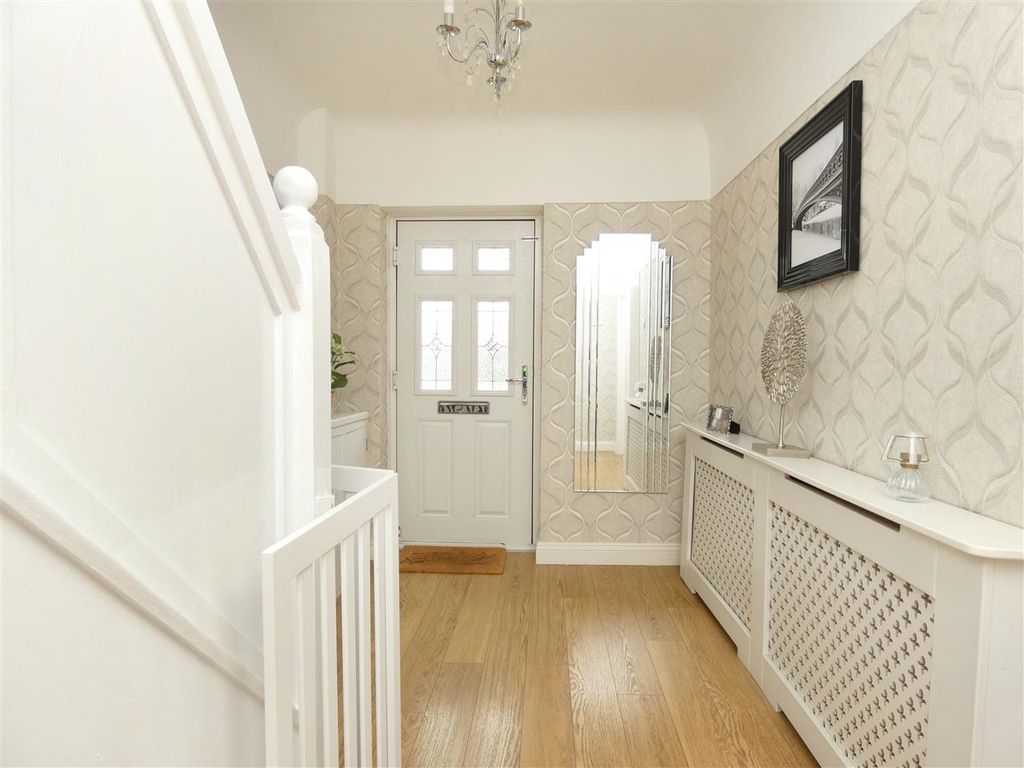 Property photo 3 of 28 Entrance Hall