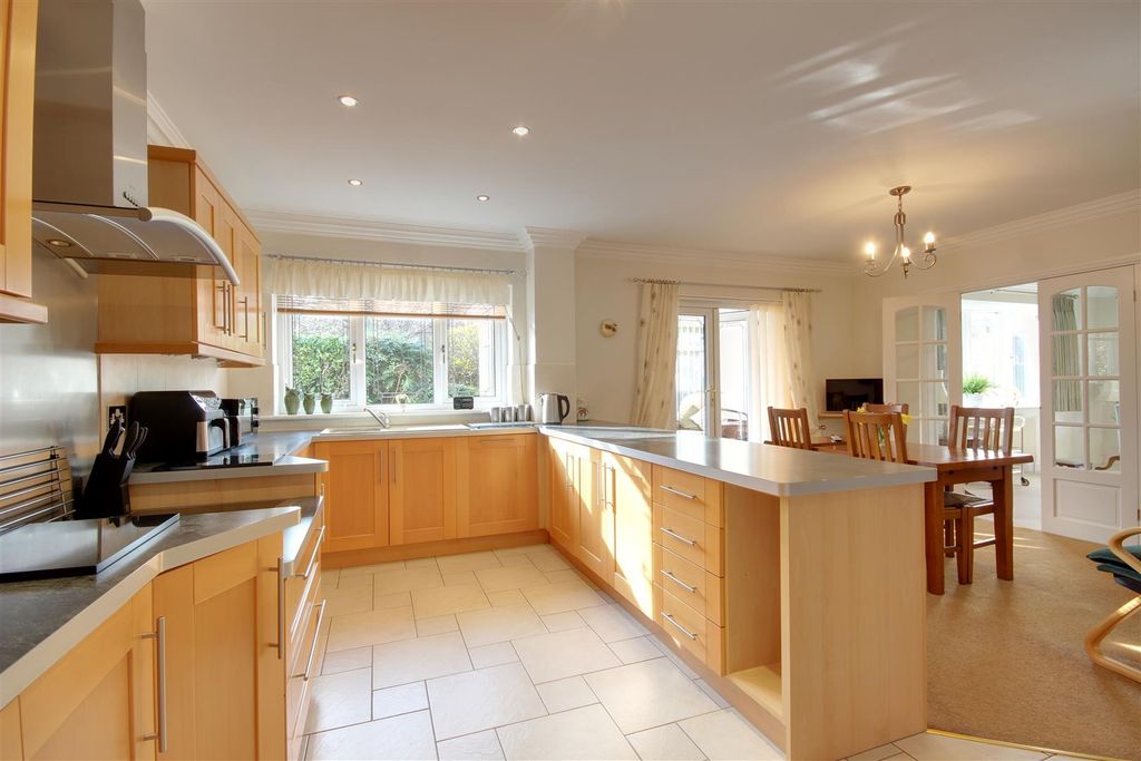 Property photo 3 of 24 Dining Kitchen