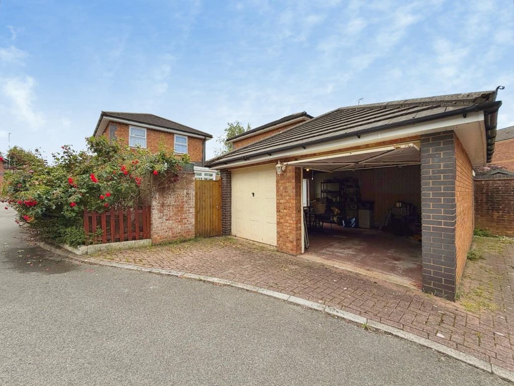 Property photo 2 of 32 Double Garage