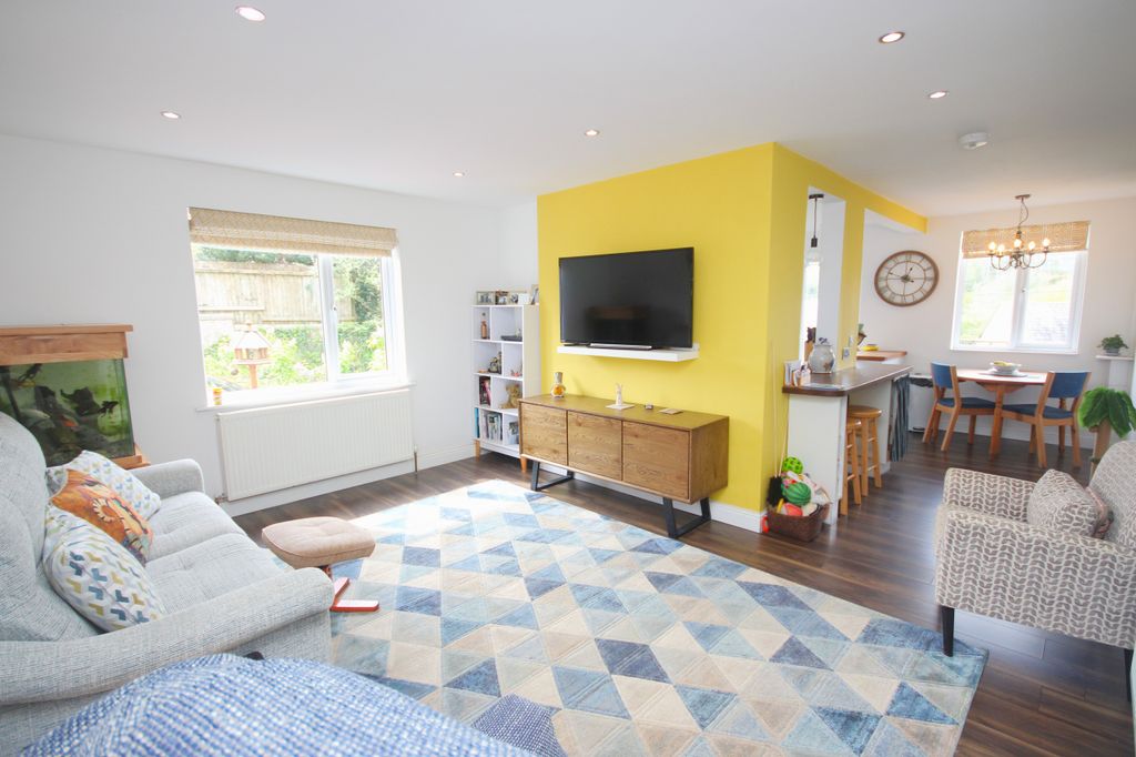 Property photo 3 of 32 Living.Jpg