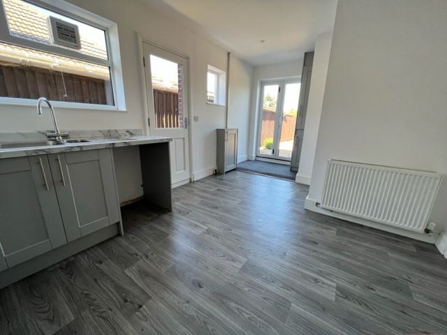 Property photo 3 of 10 Kitchen