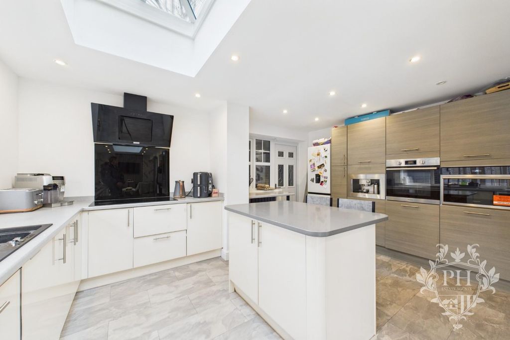 Property photo 3 of 20 Cam02002G0-Pr0245-Still013.Jpg