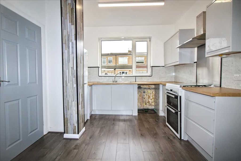Property photo 3 of 9 Kitchen