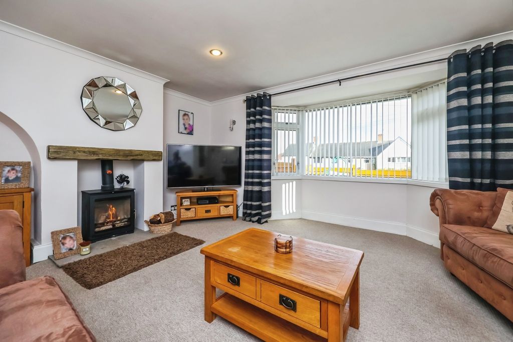 Property photo 2 of 18 Lounge