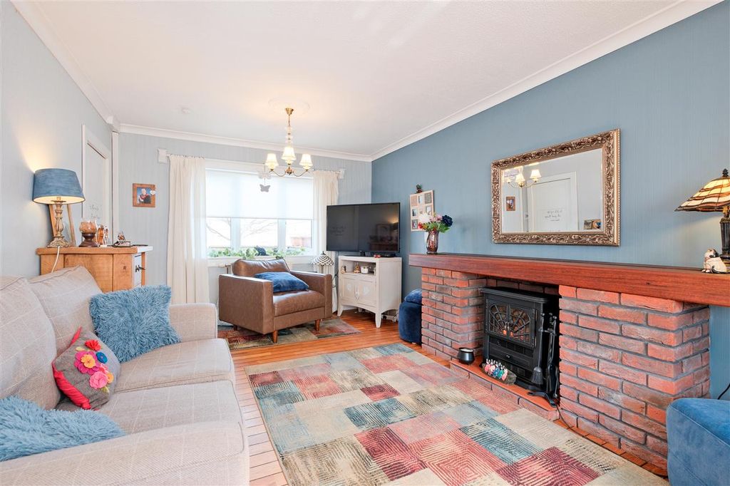 Property photo 2 of 18 Lounge