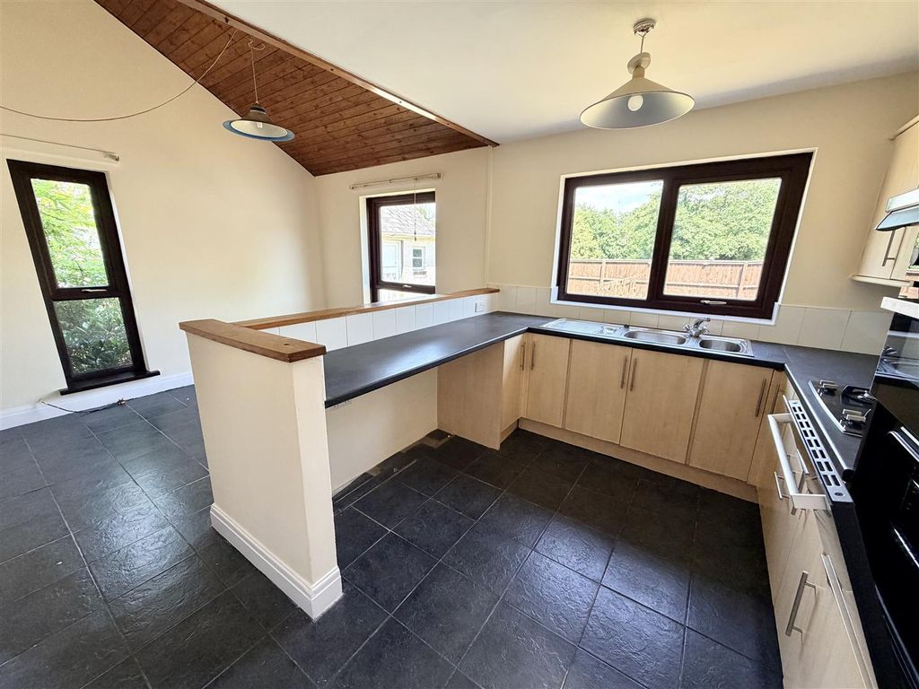 Property photo 3 of 22 Kitchen/Diner