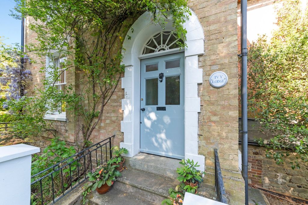 Property photo 2 of 35
