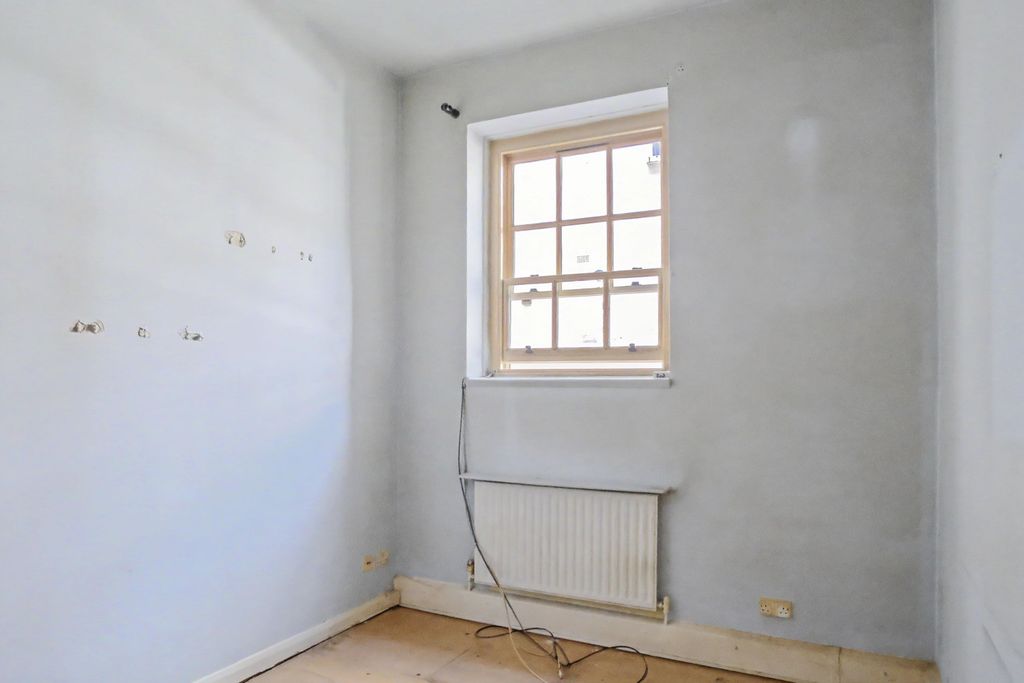 Property photo 3 of 9 Flat 8, 3 The Mansions, Bramham Gardens, London Sw5 9Bw