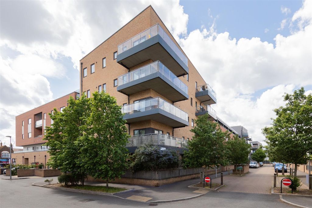 Property photo 1 of 28 Thornbury Way, E17