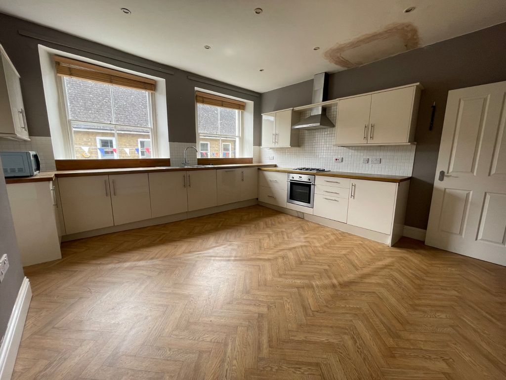 Property photo 2 of 12 Picture No. 14