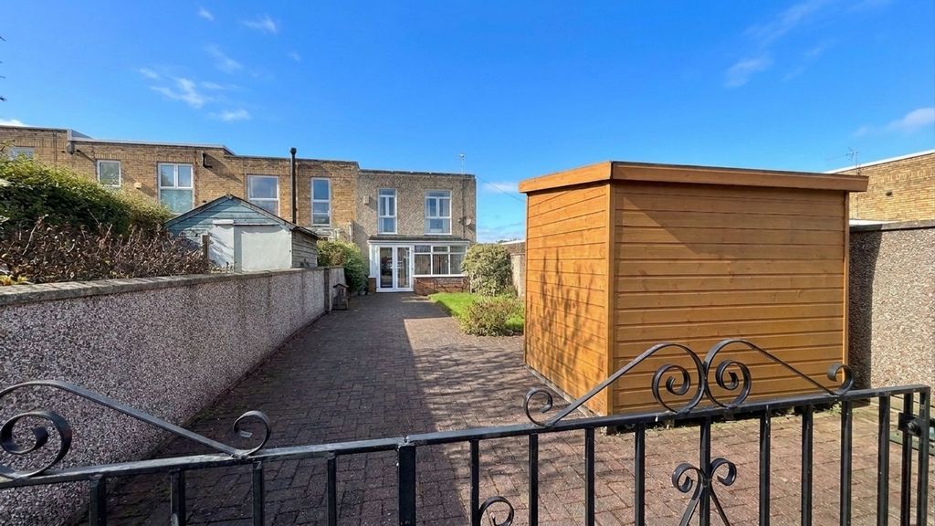 Property photo 1 of 13 Kingwater Close