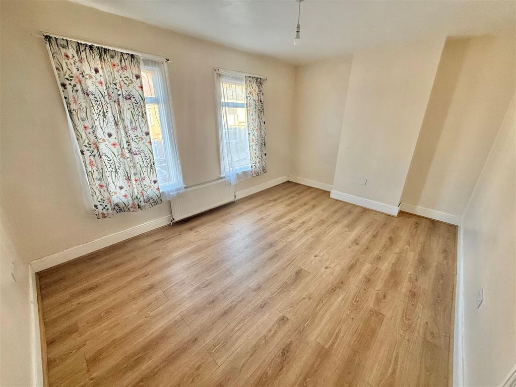 Property photo 3 of 6 Bedroom