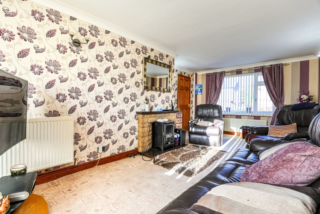 Property photo 2 of 15 Lounge