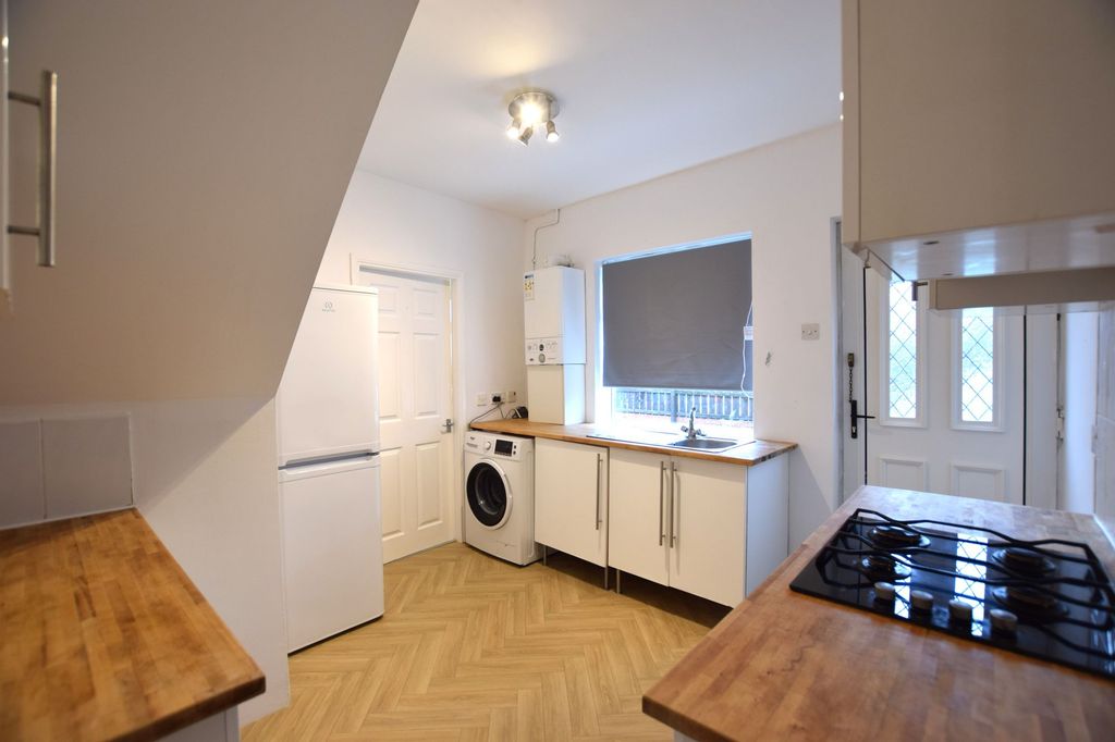 Property photo 1 of 7 Kitchen