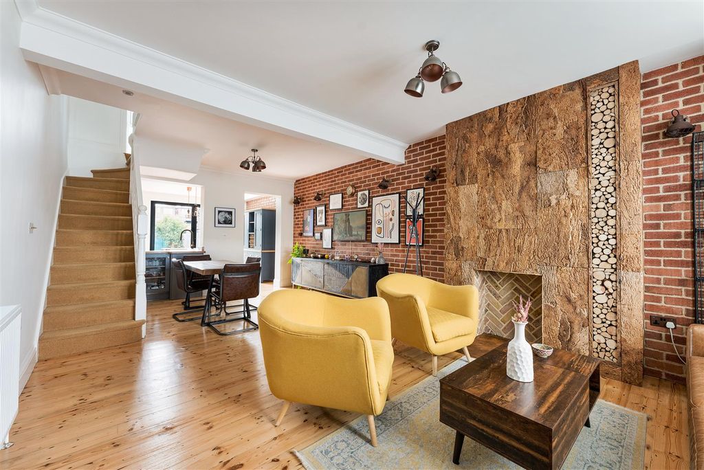 Property photo 2 of 34 Westward Road, E4