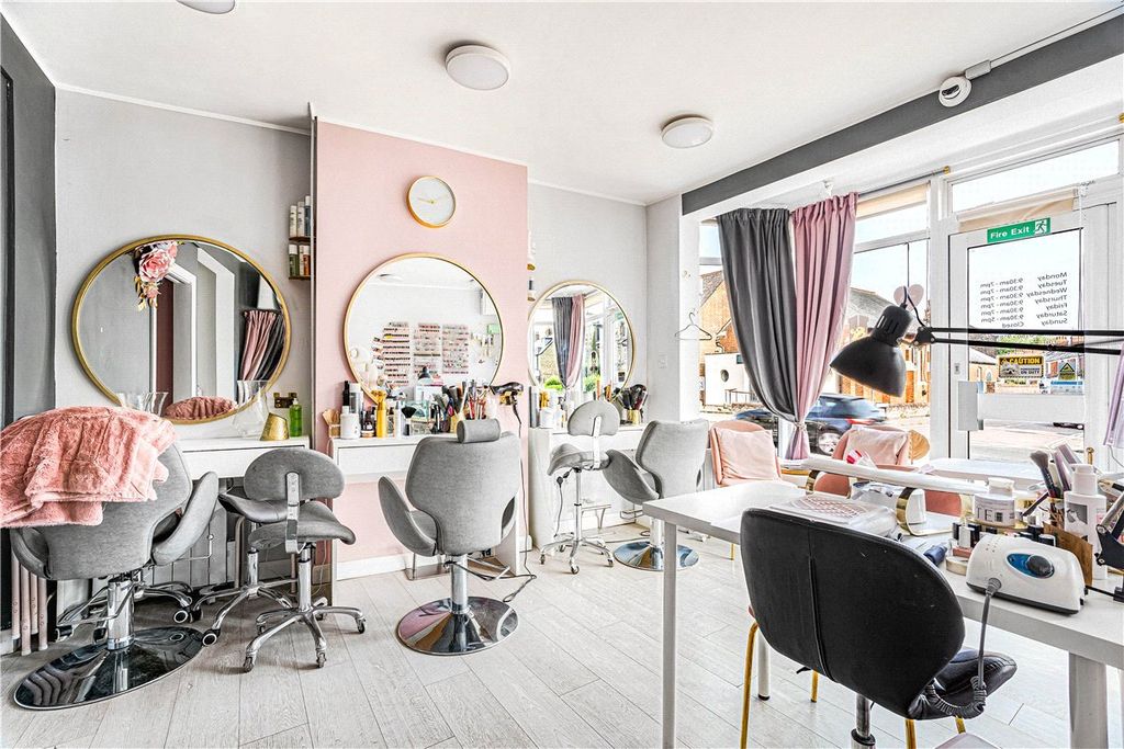 Property photo 3 of 18 Salon