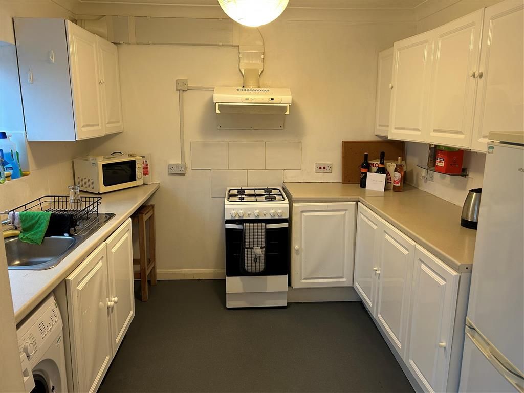 Property photo 2 of 6 Kitchen