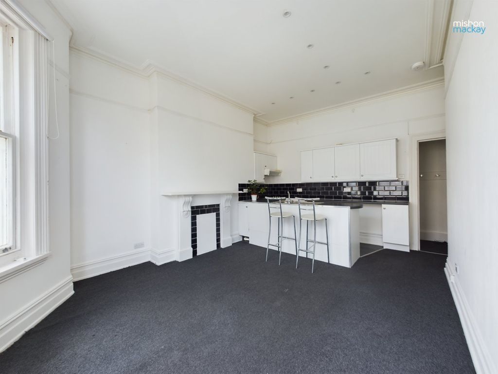 Property photo 1 of 7 Living/Kitchen Area