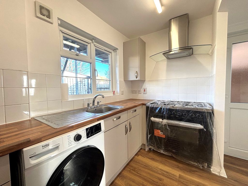 Property photo 2 of 6 Kitchen