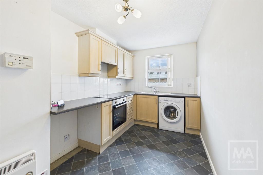 Property photo 3 of 8 Kitchen