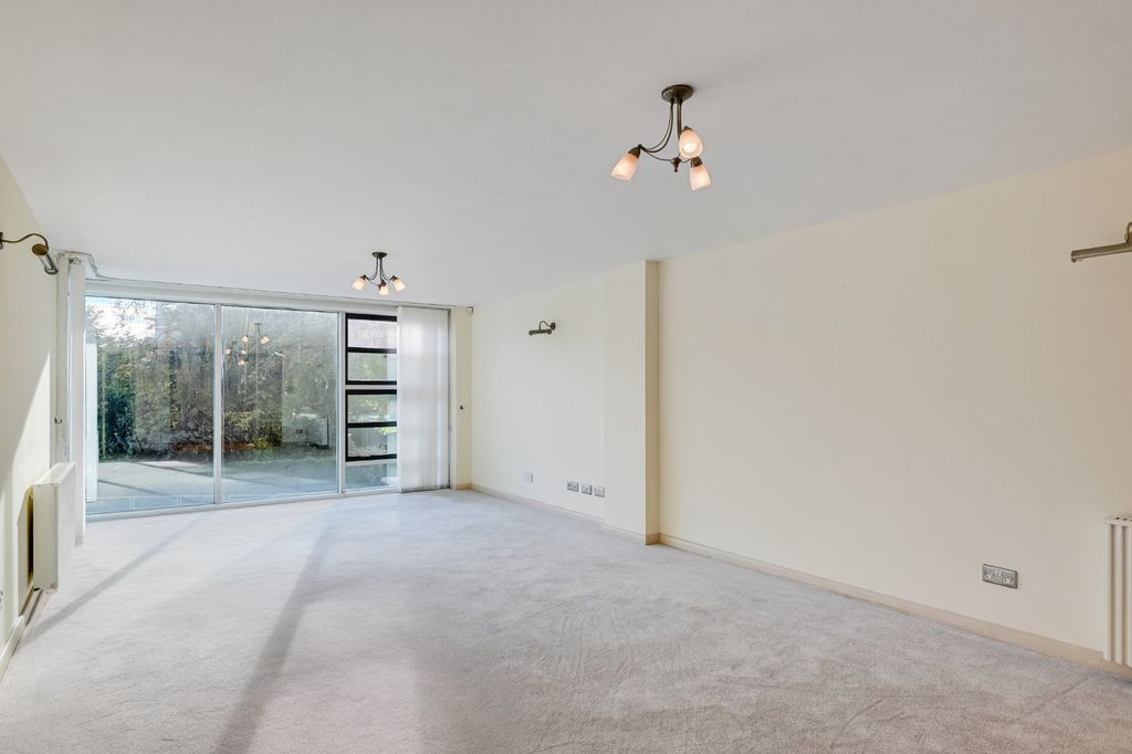 Property photo 3 of 12 Picture 3