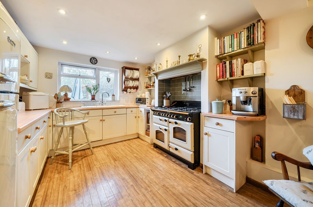 Property photo 3 of 23 Kitchen / Breakfast Room